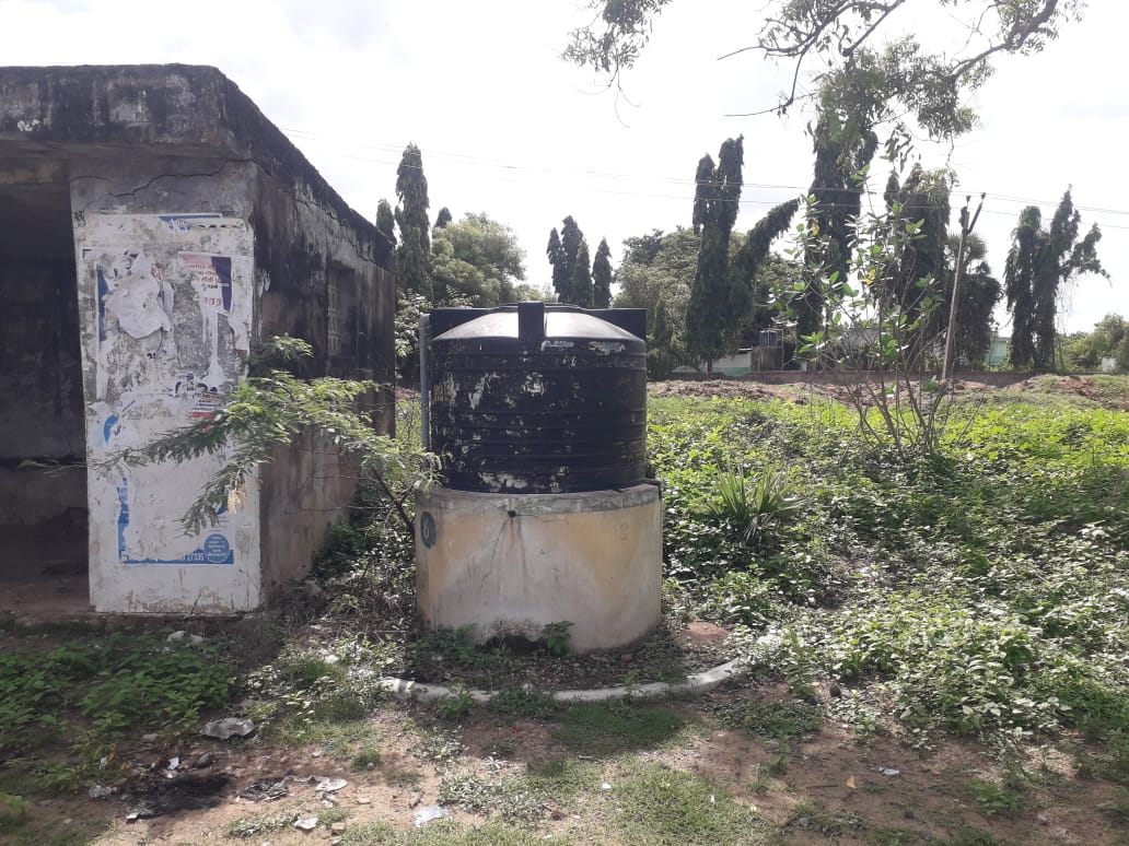 சேதமடைந்த குடிநீர் தொட்டி சேதமடைந்த குடிநீர் தொட்டி