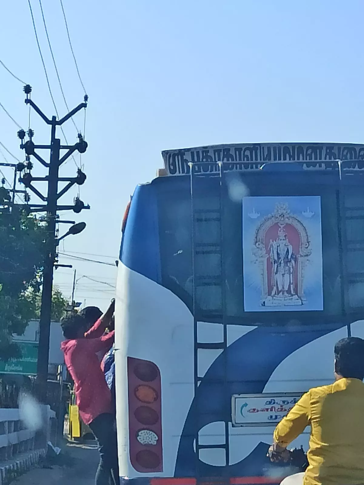 பஸ் படிக்கட்டியில் ஆபத்தான பயணம் பஸ் படிக்கட்டியில் ஆபத்தான பயணம்