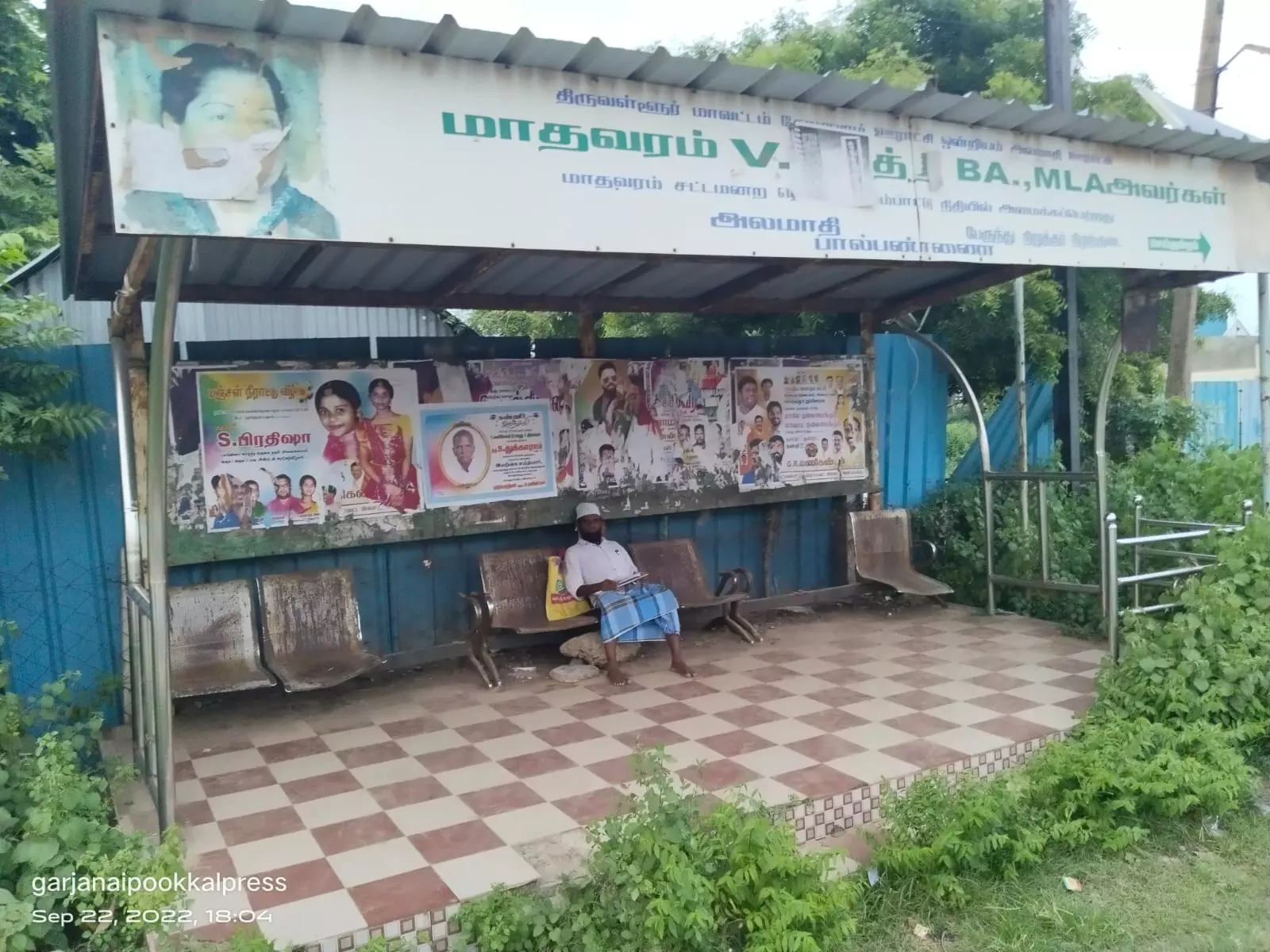 பஸ் நிறுத்தத்தில் அவதி