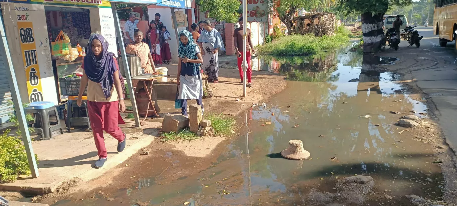 சாலையில் தேங்கும் கழிவுநீர்