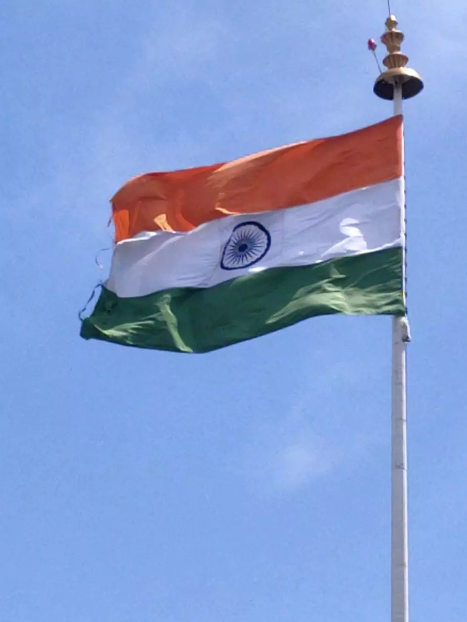 கிழிந்த நிலையில் தேசியக்கொடி கிழிந்த நிலையில் தேசியக்கொடி