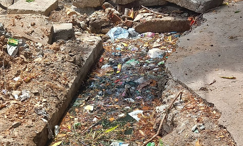 தேங்கி நிற்கும் கழிவுநீர் தேங்கி நிற்கும் கழிவுநீர்