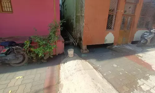 சாக்கடை கால்வாயில் அடைப்பு