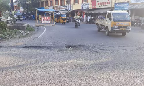 சாலை நடுவே பள்ளம்