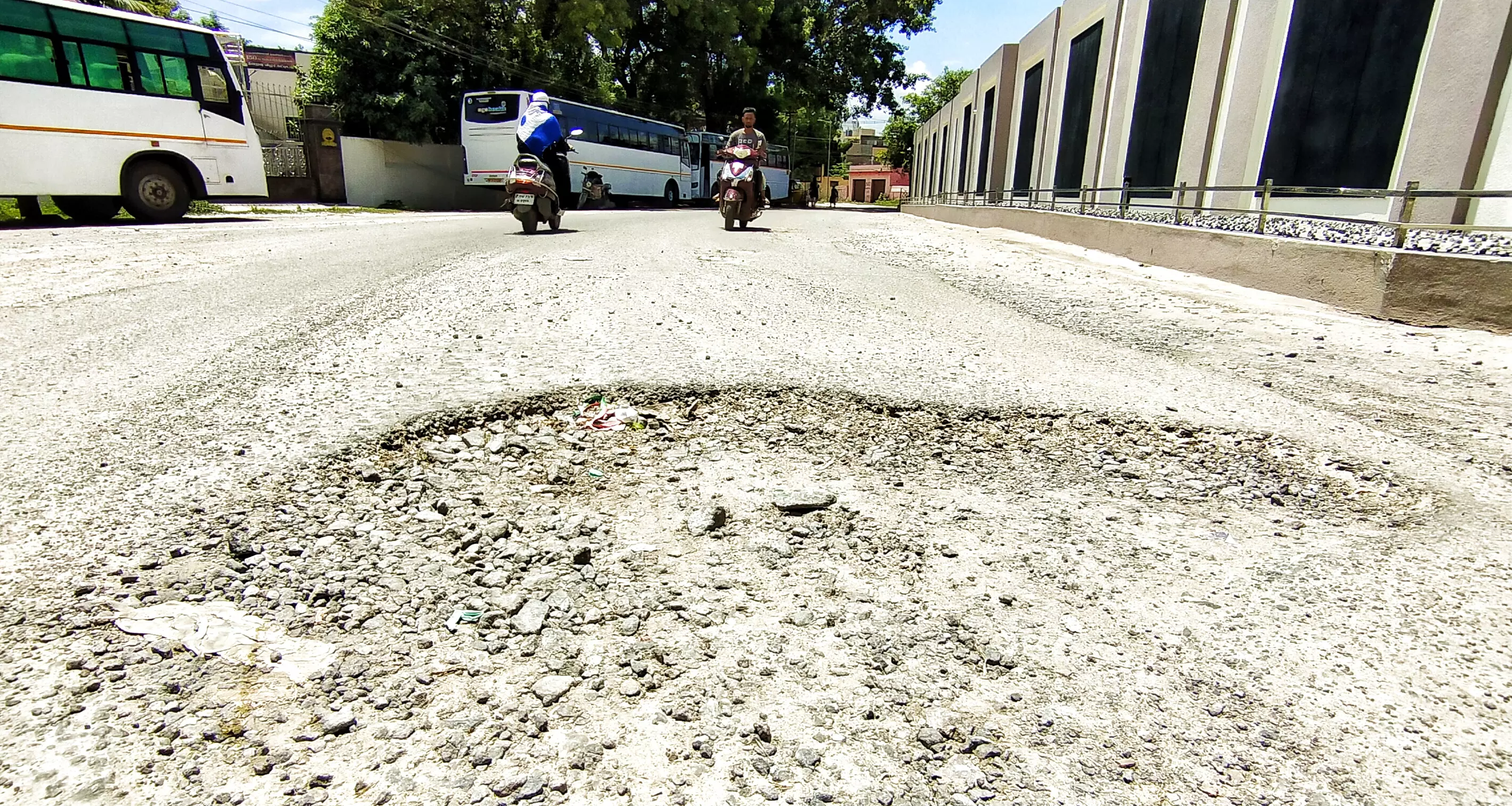 சேதமான சாலை சேதமான சாலை