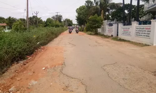 குண்டும், குழியுமான சாலையால் அவதி