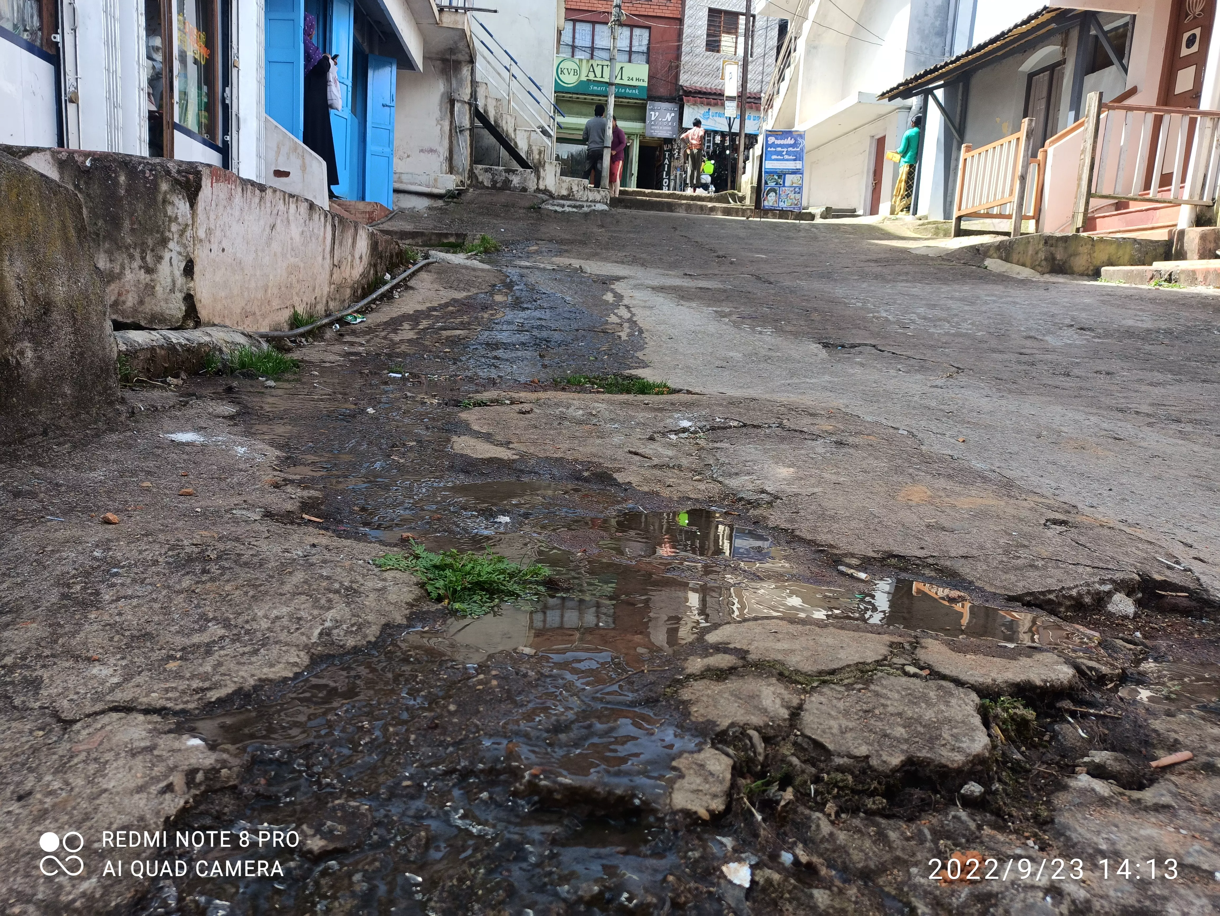 நடைபாதையில் ஓடும் கழிவு நீர்