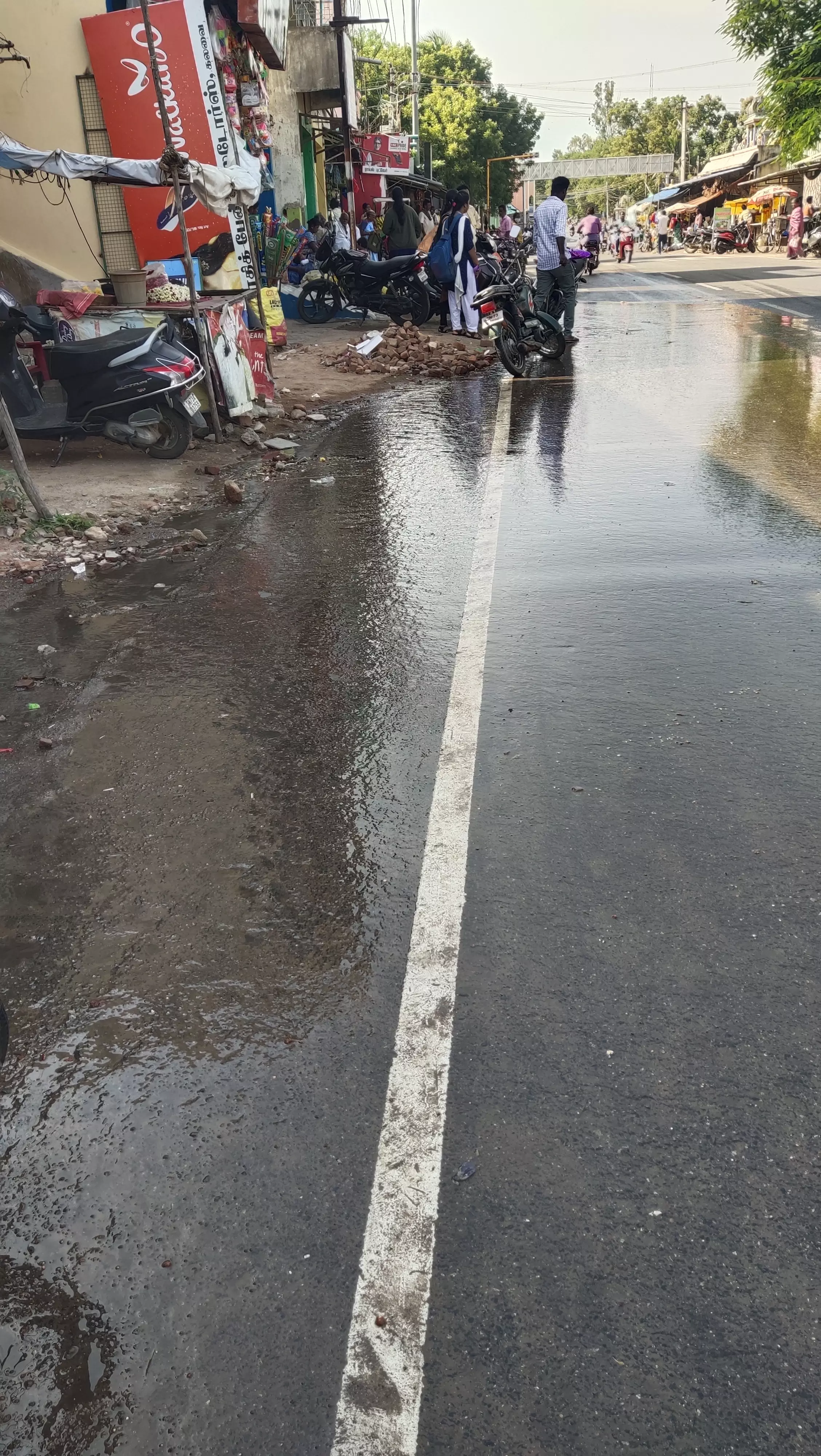 கழிவுநீர் சாலையில் வழிந்தோடும் அவலம் கழிவுநீர் சாலையில் வழிந்தோடும் அவலம்