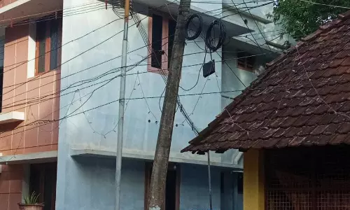 அகற்ற வேண்டிய மின்கம்பம்