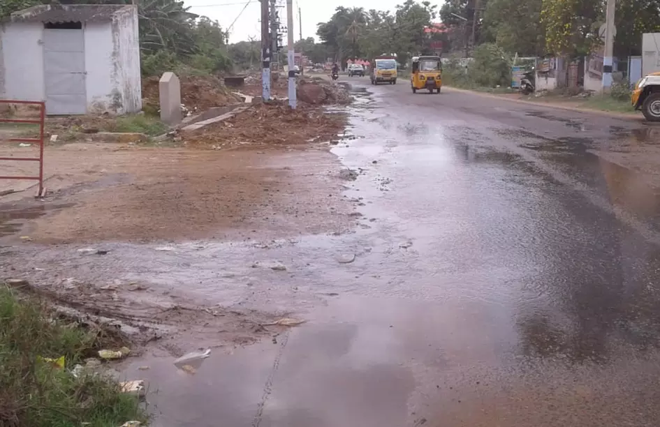 சாலையில் ஓடும் கழிவுநீர்