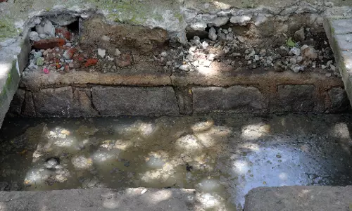 சுத்தம் செய்யப்படாத சாக்கடை கால்வாய்