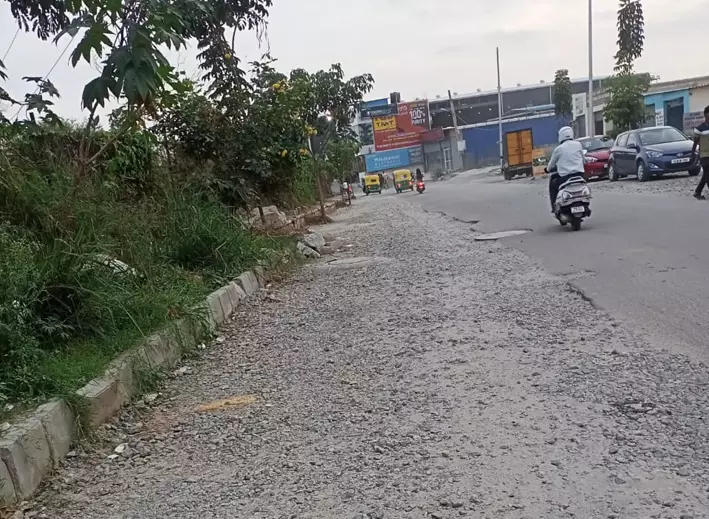 ஜல்லிகற்களாக காட்சி அளிக்கும் சாலை