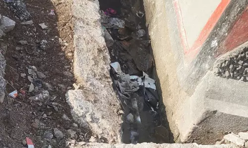 கால்வாய்க்கு மூடி இல்லை