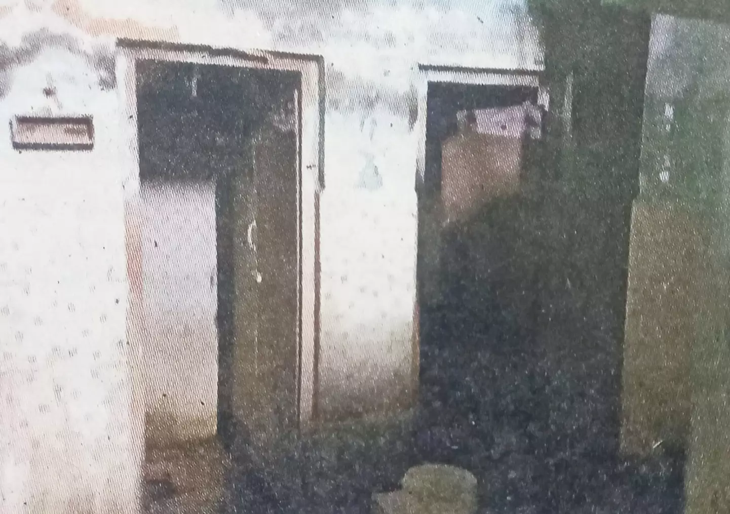 கழிவறை கட்டிடத்தில் மின் வயர் துண்டிப்பு