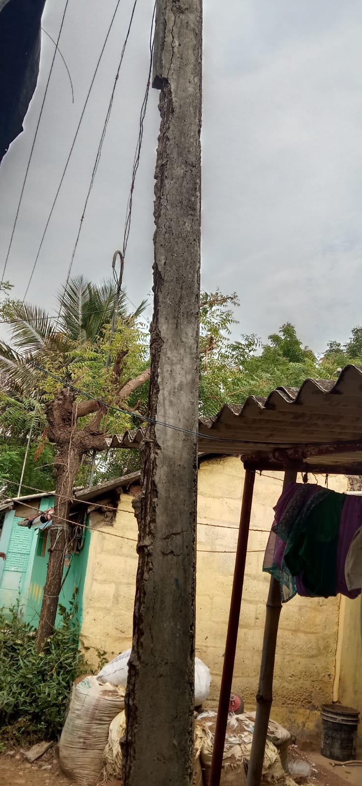 சேதமடைந்த மின் கம்பம் சேதமடைந்த மின் கம்பம்