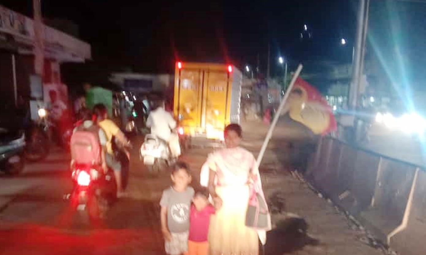 இருளில் பொதுமக்கள் அவதி