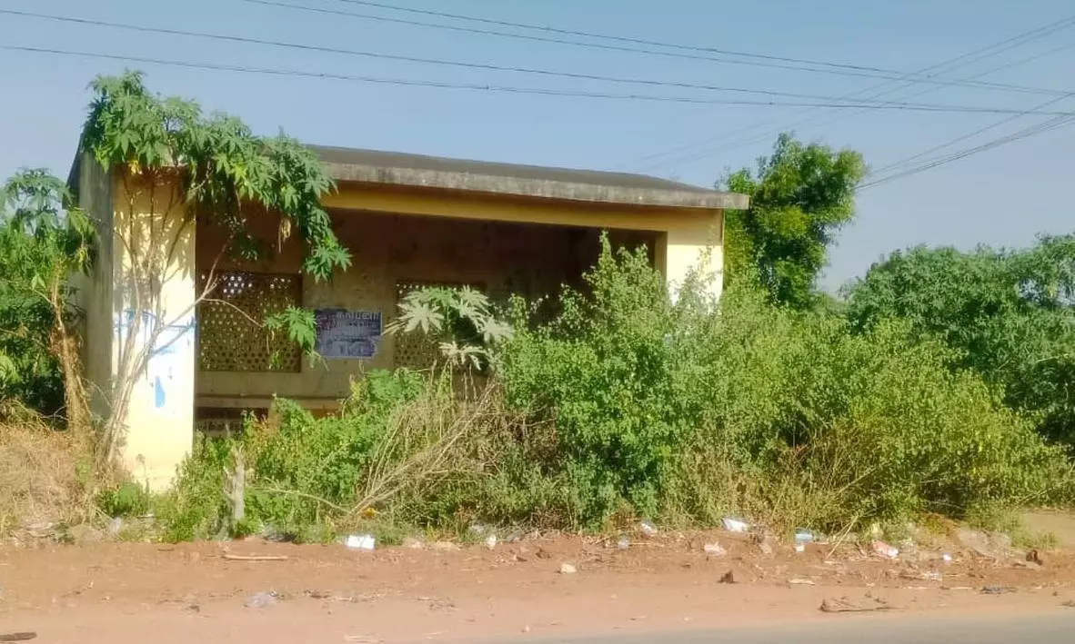 பராமரிப்பு இல்லாத பயணியர் நிழற்குடை