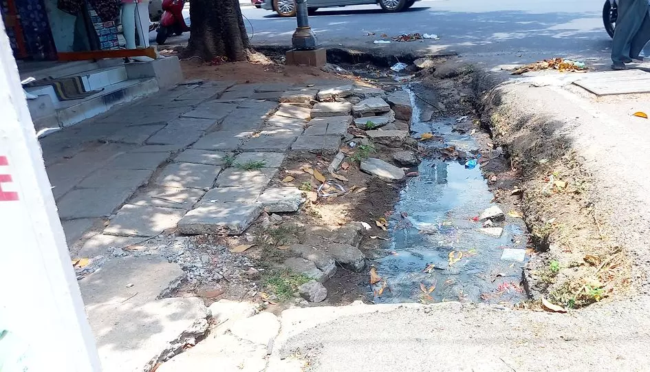 நடைபாதை சேதம் நடைபாதை சேதம்