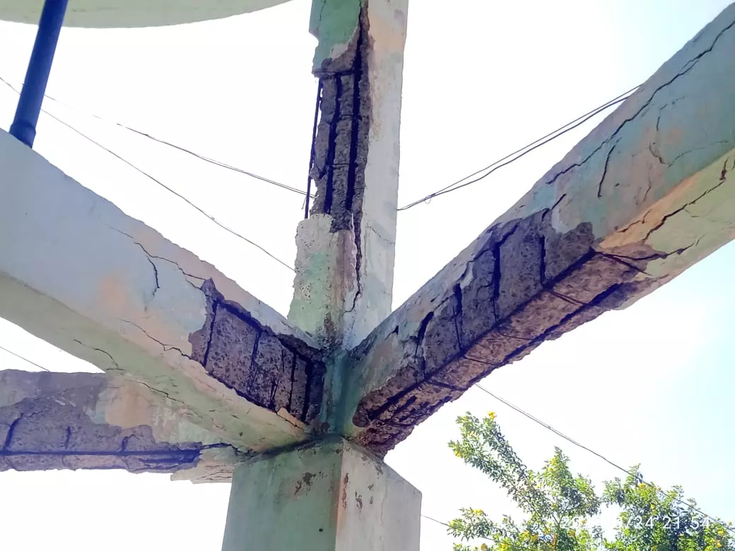 மேல்நிலை நீர்த்தேக்க தொட்டி இடிந்து விழும் அபாயம்