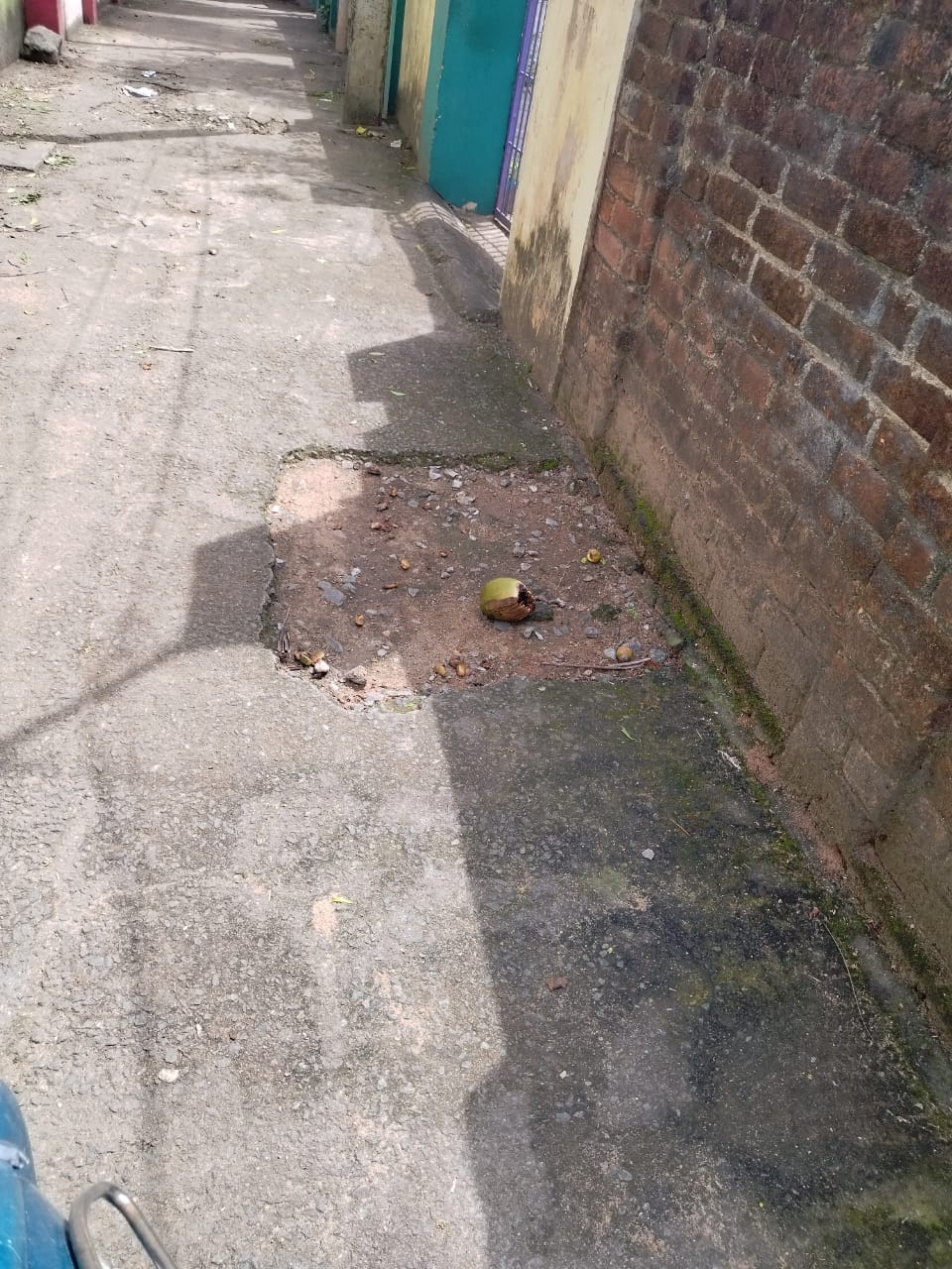 சாலையில் உருவாகும் பள்ளம்