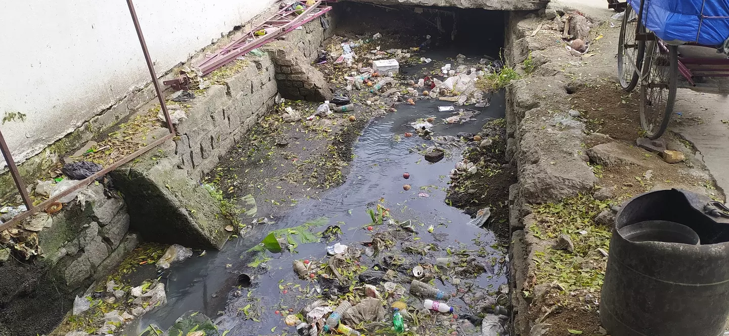 கழிவுநீர் கால்வாயை தூர்வார வேண்டும்