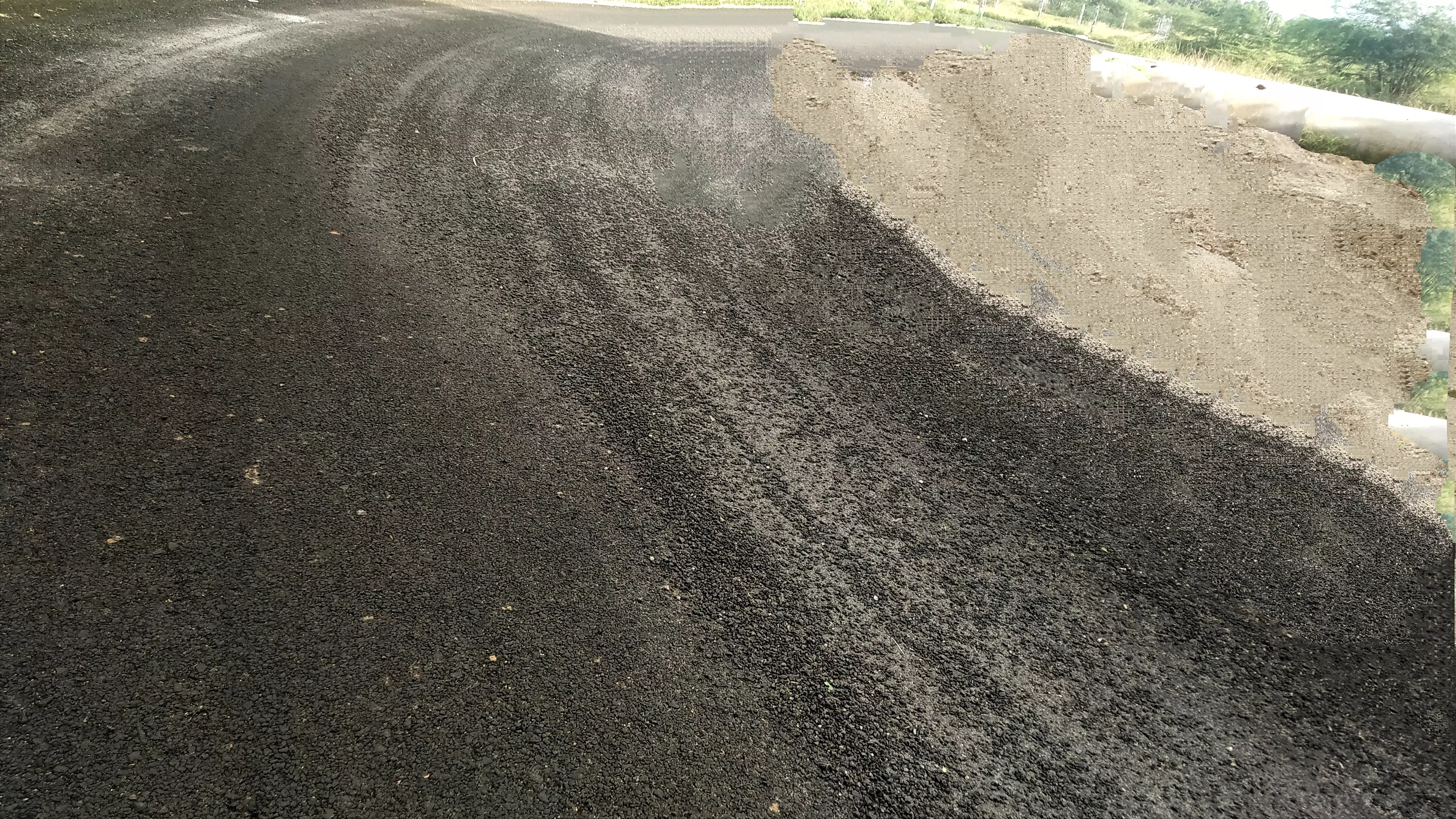 ஜல்லிக்கற்கள் பெயர்ந்த சாலை ஜல்லிக்கற்கள் பெயர்ந்த சாலை