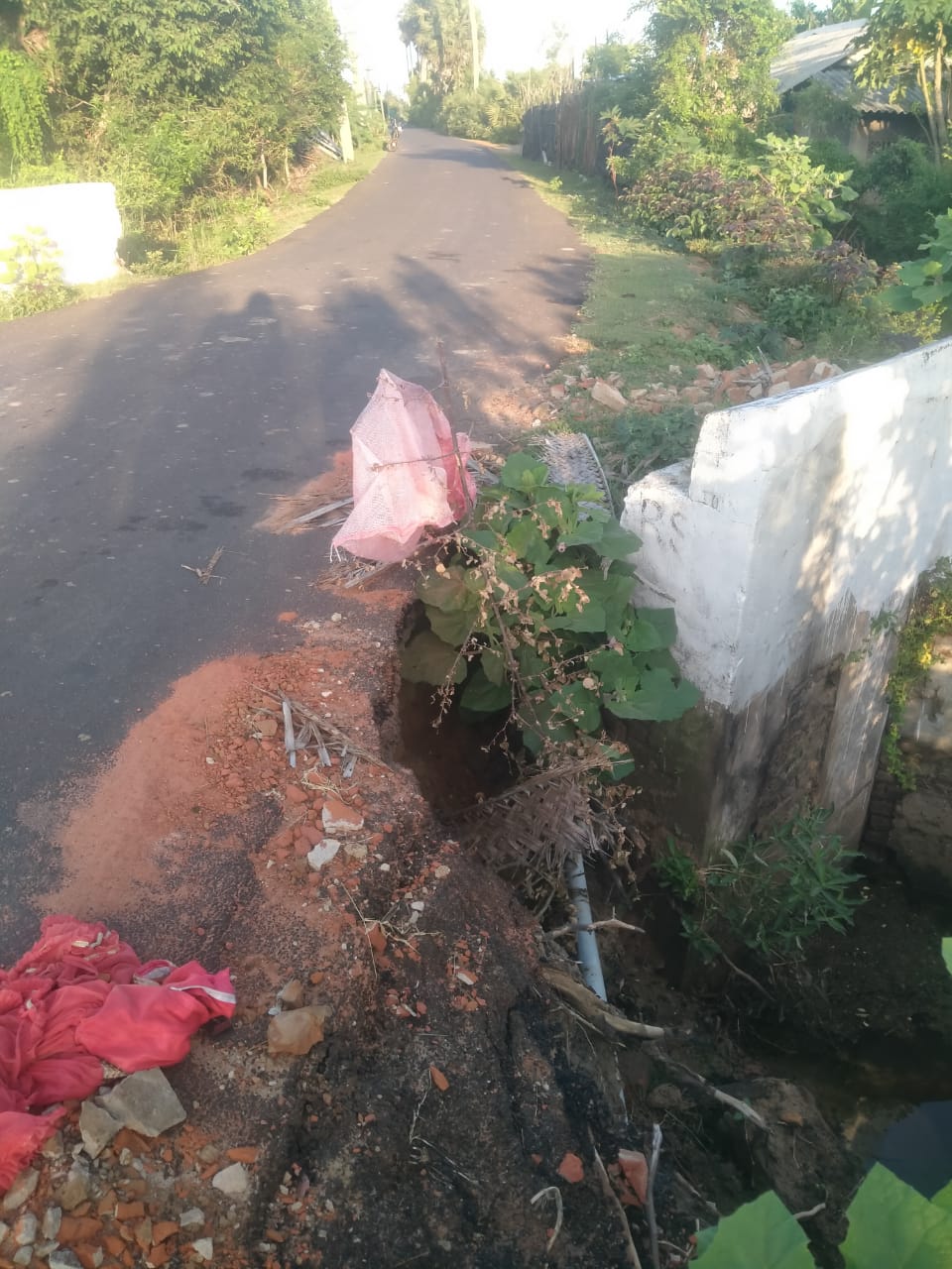 சாலையோரத்தில் ஆபத்தான பள்ளம் சாலையோரத்தில் ஆபத்தான பள்ளம்