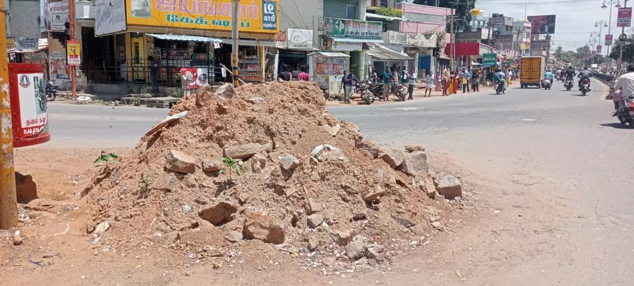 சாலையோரம் குவிந்த மண்