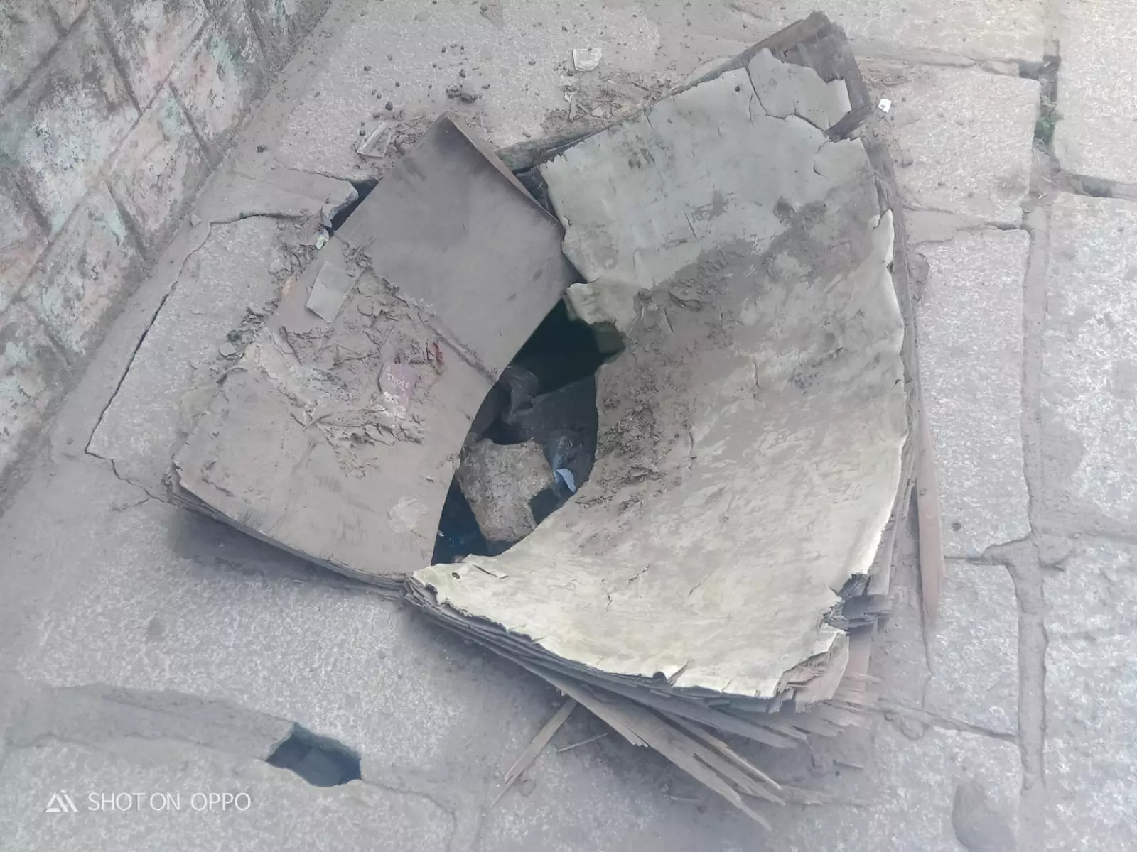 பாதாள சாக்கடைக்கு மூடி இல்லை