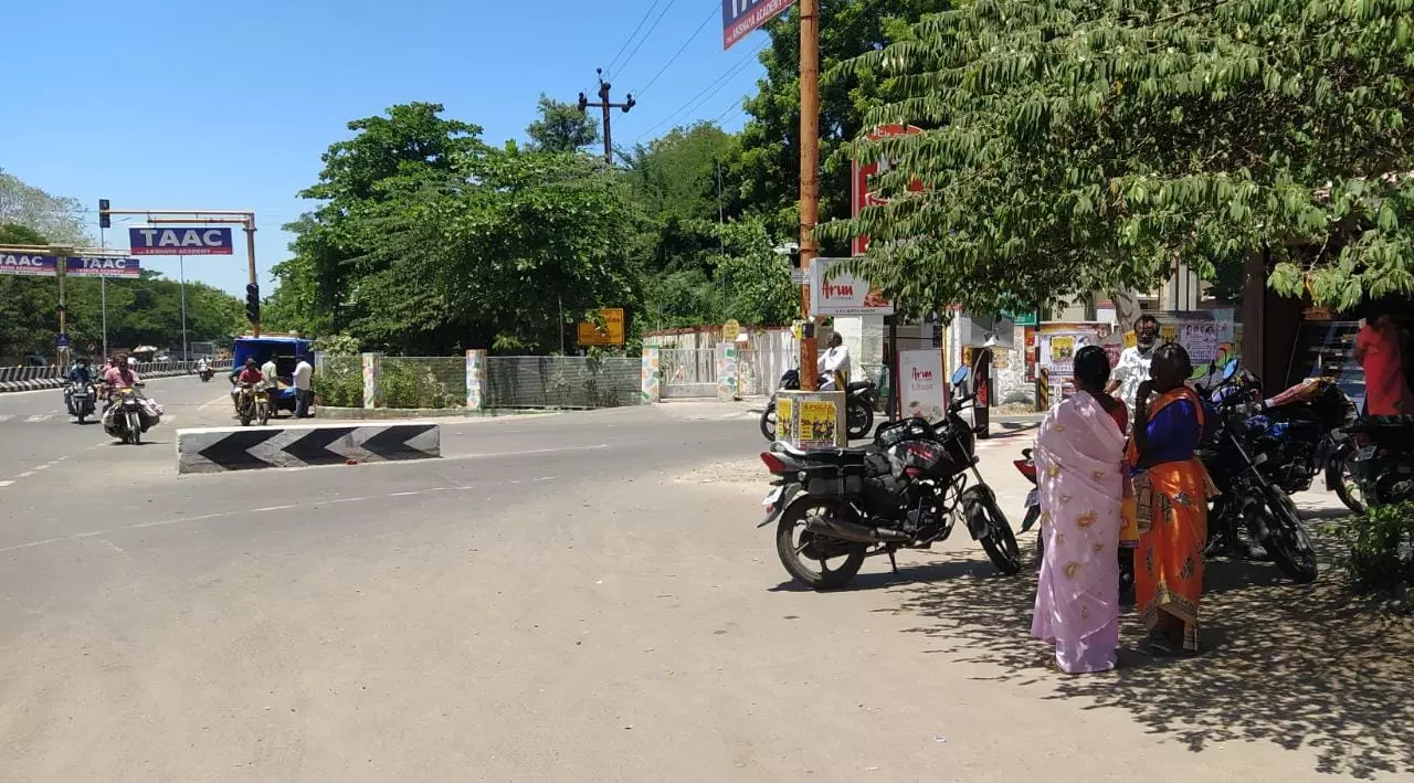 இறைச்சி கழிவுகள் கொட்டுவதால் துர்நாற்றம்