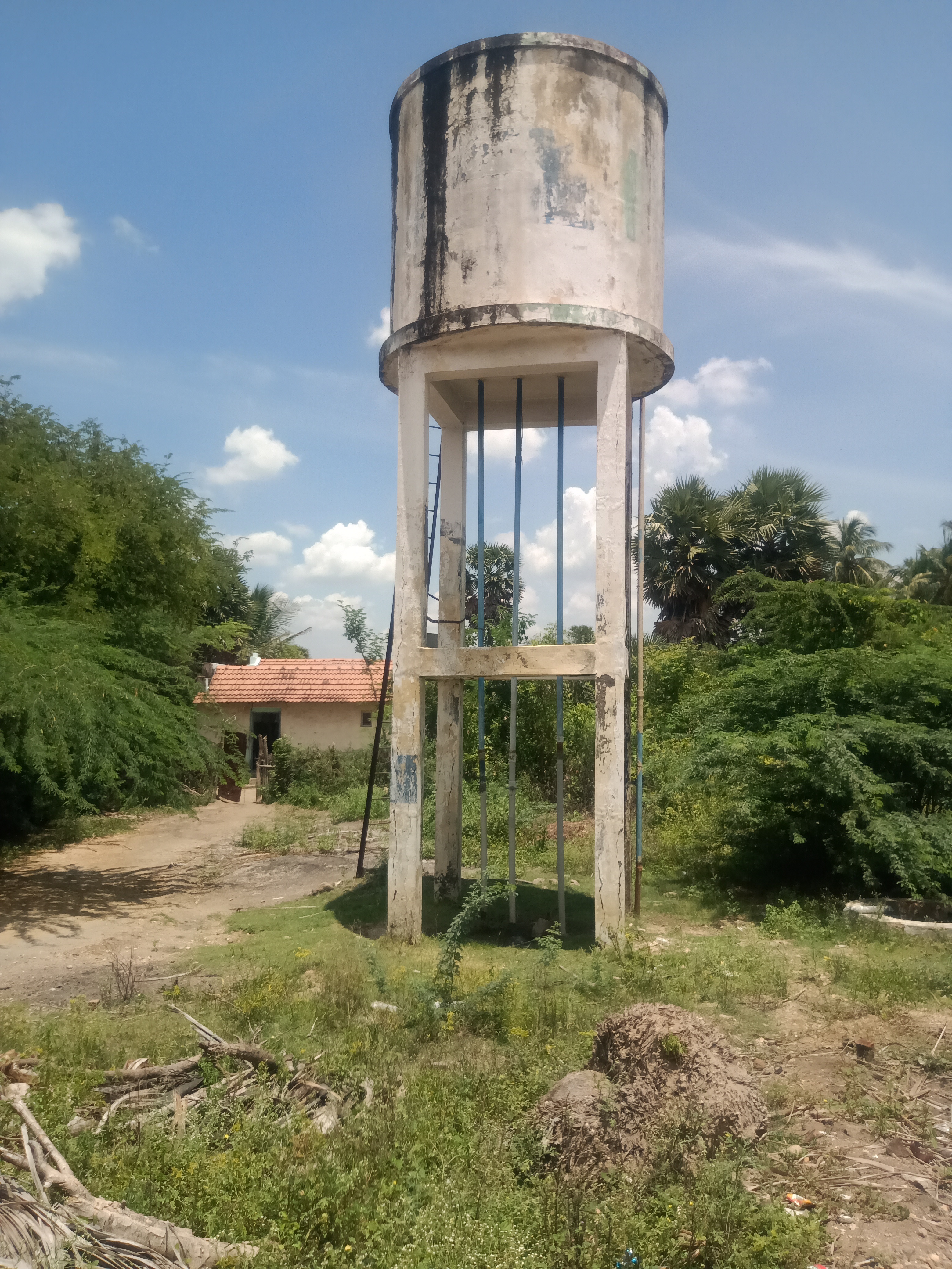 சேதமடைந்த குடிநீர் தொட்டி