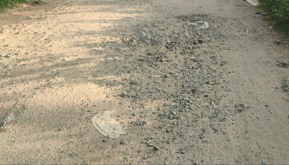 குண்டும், குழியுமான சாலை குண்டும், குழியுமான சாலை