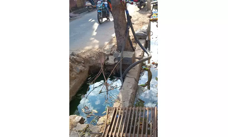 மூடப்படாத பள்ளம் மூடப்படாத பள்ளம்