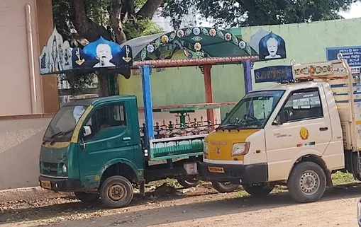 அமரர் ஊர்தியை ஒதுக்குப்புறமாக நிறுத்த வேண்டும் அமரர் ஊர்தியை ஒதுக்குப்புறமாக நிறுத்த வேண்டும்