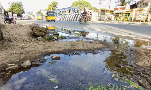 வீணாக செல்லும் குடிநீர்