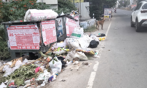 குப்பைகள் குவிந்த தொட்டிகள் குப்பைகள் குவிந்த தொட்டிகள்