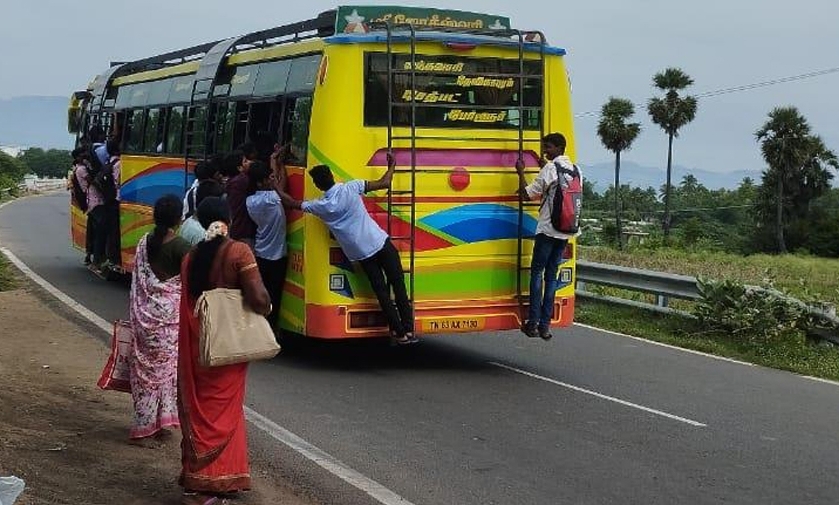 பஸ்சில் ஆபத்தான பயணம்