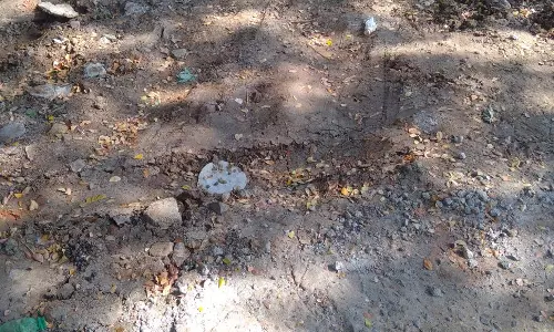 குண்டும்,குழியுமான சாலை குண்டும்,குழியுமான சாலை