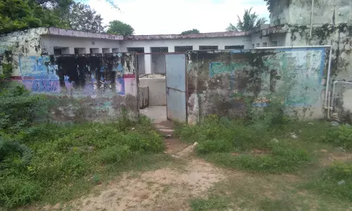 காட்சி பொருளான பொதுகழிவறை கட்டிடம் காட்சி பொருளான பொதுகழிவறை கட்டிடம்