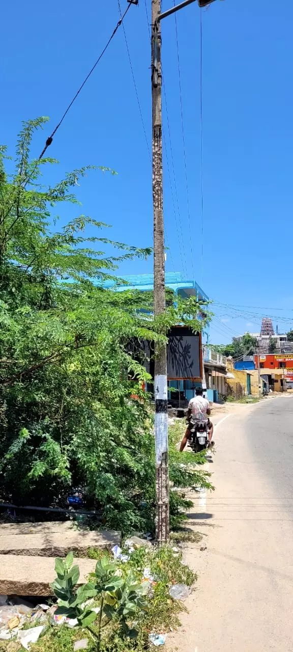 சிதிலமடைந்த மின்கம்பம்