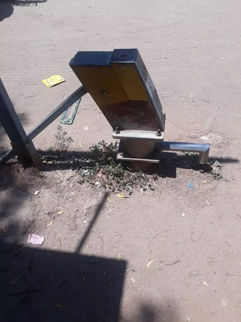 மண்ணில் புதைந்த அடிபம்பு