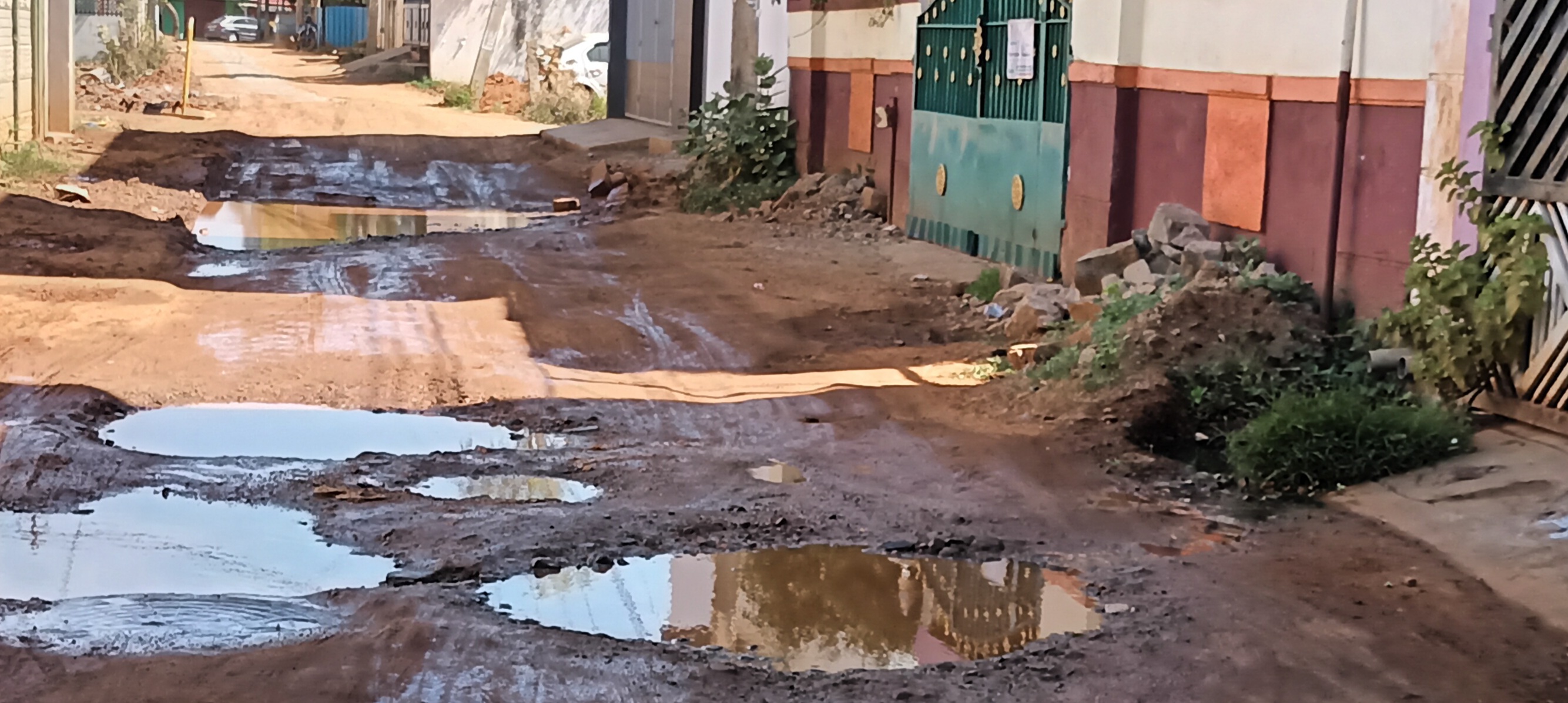 சாலைகளில் தேங்கும் கழிவுநீர் சாலைகளில் தேங்கும் கழிவுநீர்