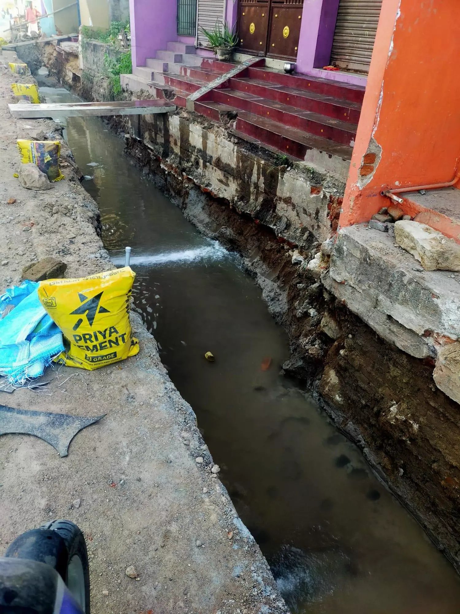 கால்வாய் பணியால் குடிநீர் குழாய்கள் சேதம் கால்வாய் பணியால் குடிநீர் குழாய்கள் சேதம்