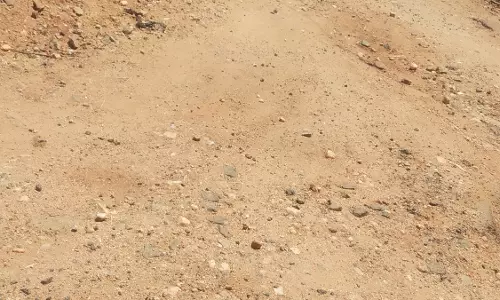 குண்டும், குழியுமான தார் சாலை குண்டும், குழியுமான தார் சாலை