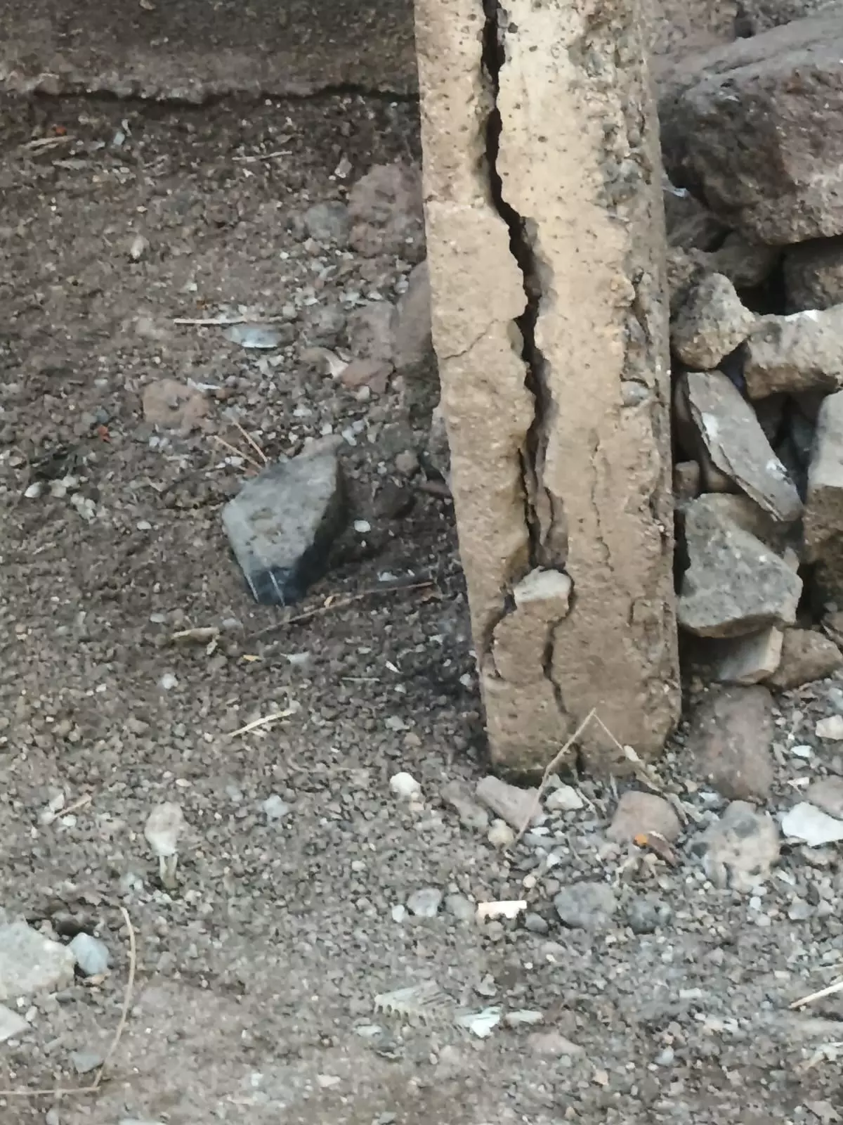 பழுதடைந்த மின்கம்பம் பழுதடைந்த மின்கம்பம்