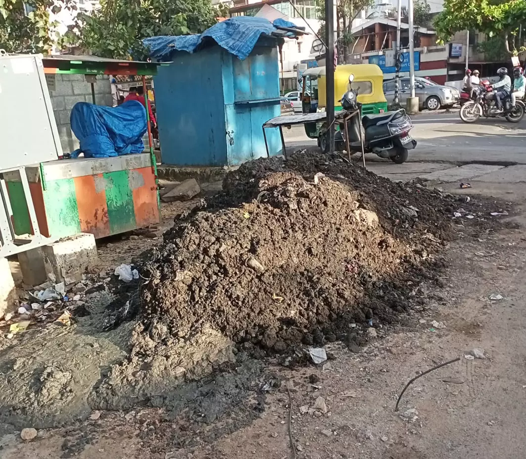 சாலையோரம் குவிந்து கிடக்கும் சாக்கடை கழிவுகள்