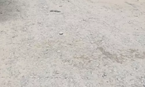 பெயர்ந்து கிடக்கும் ஜல்லி கற்கள்