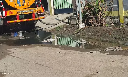 சாலையில் தேங்கும் கழிவுநீர்