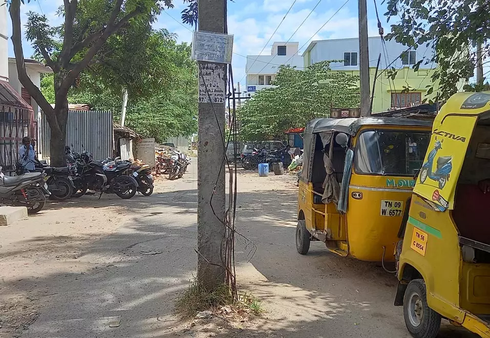 நடு ரோட்டில் மின் கம்பம் நடு ரோட்டில் மின் கம்பம்