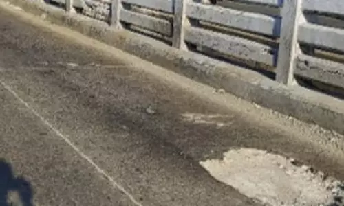 பாலத்தில் பள்ளம் பாலத்தில் பள்ளம்